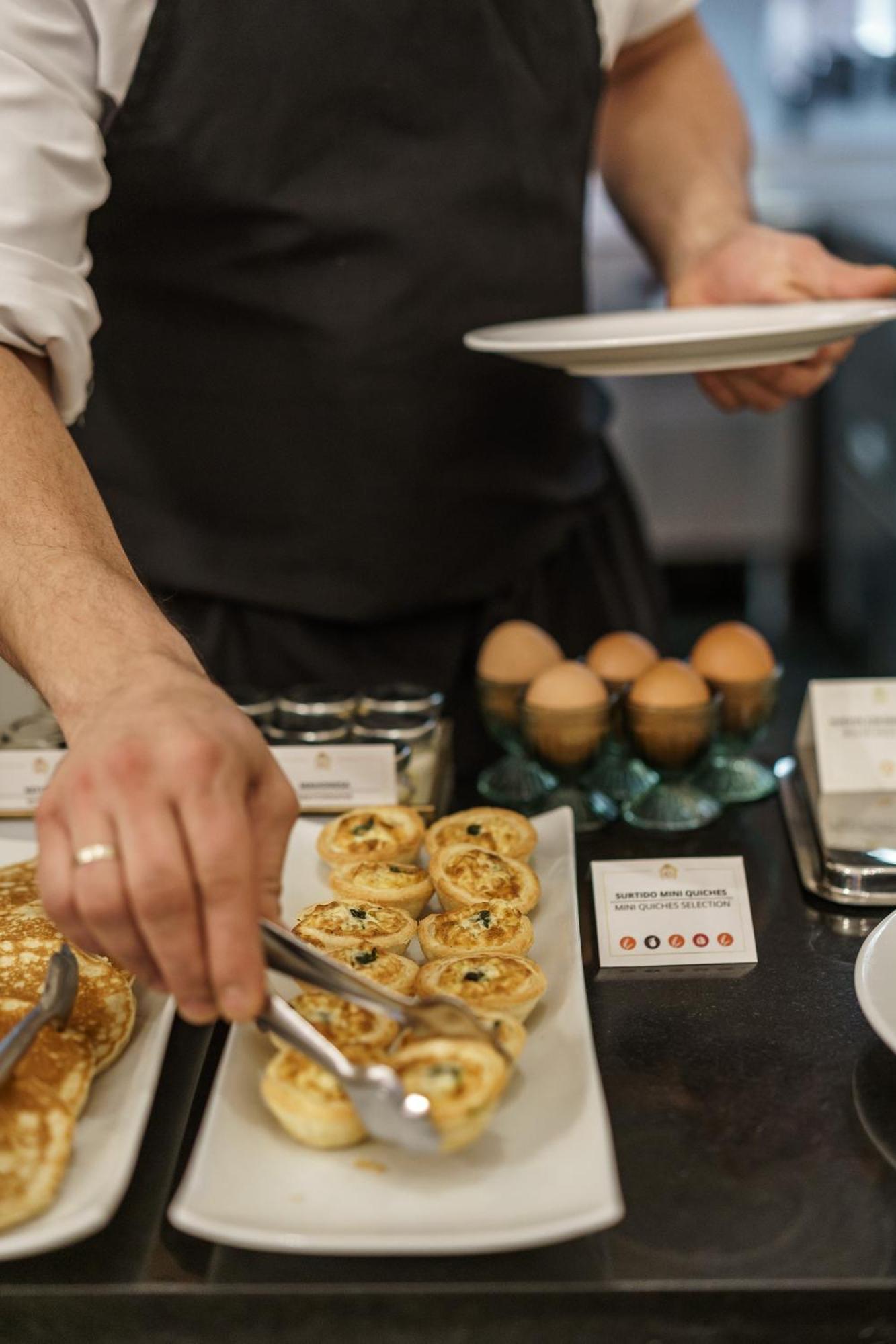 卡尔顿酒店 毕尔巴鄂 外观 照片 A server at a buffet