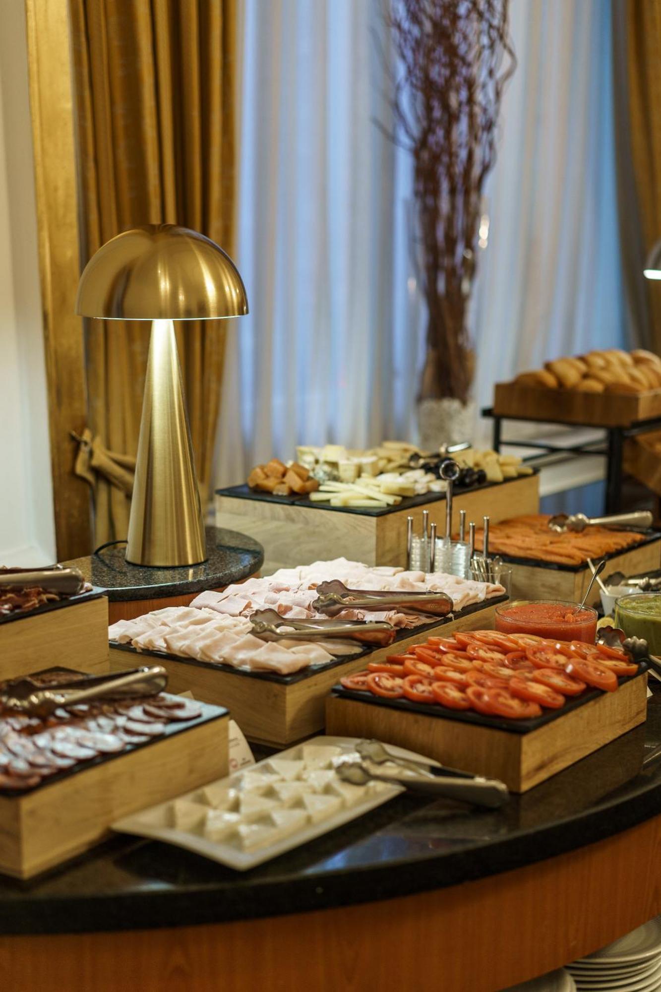 卡尔顿酒店 毕尔巴鄂 外观 照片 A buffet at a hotel